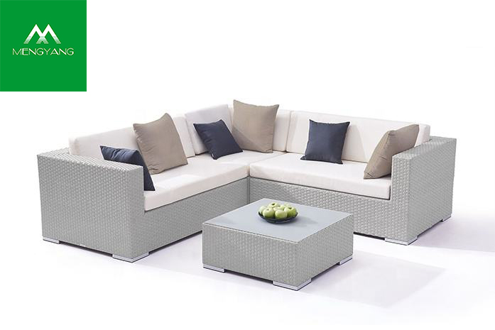 Großes Allwetter-Gartensofa aus Aluminium-PE-Rattan 